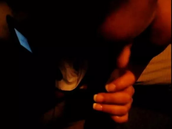 মোরগ চুষে এবং ফোনে তার পুরুষের সাথে কালো অশ্লীল কথা বলে।