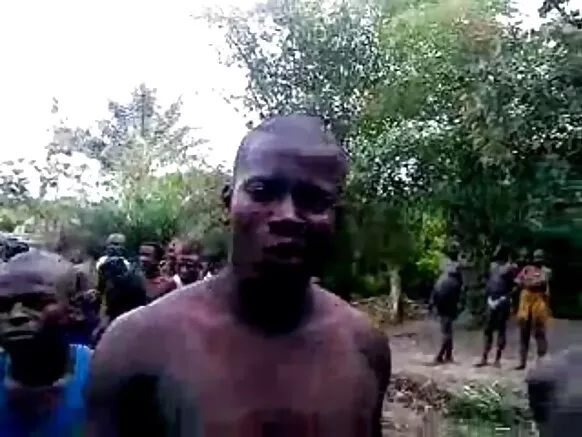 ঘন কালো অপেশাদার রসালো কঙ্গো নাচছে।