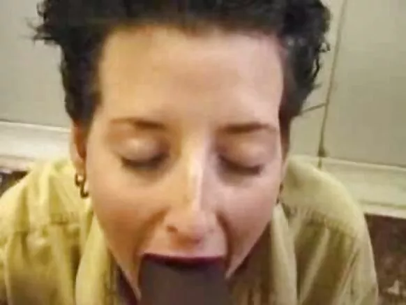 ছোট চুল সঙ্গে কালো বিবিডব্লিউ নানী বড় মোরগ দ্বারা চোদা.