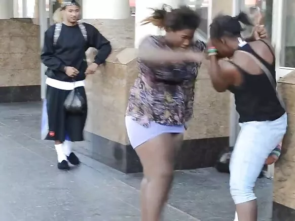 হুডের সাথে বিবিডব্লিউs এবং XXX mulattoes এর সংঘর্ষ।