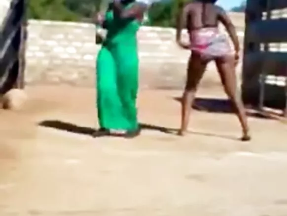 আফ্রিকান মেয়েরা নাচ, তাদের সুন্দর কালো গাধা ঝলকানি.