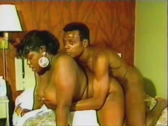 একটি বড় বোন সঙ্গে একজন মানুষ তার বন্ধ XXX ভিডিও jerks, কালো গাধা তার কাম সাহায্য করে.