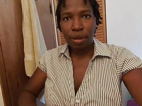 বড় মাই সহ আবলুস তার আফ্রিকান পর্ণ ভিডিও এইচডি থেকে দুধ পায়।