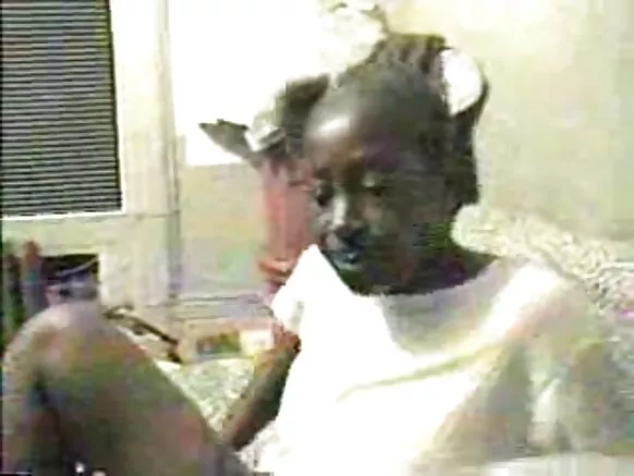 108 বছরের কালো বৌদ্ধ পর্ণ পতিতা আমার স্বামীর বাঁড়া চুষছে।