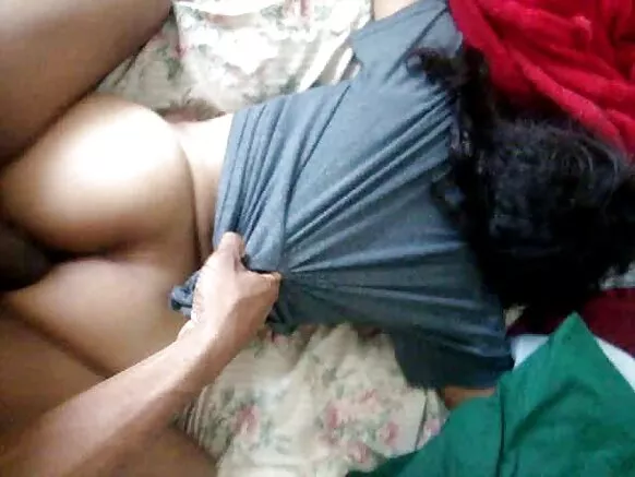 ক্লোজ আপ সহ ছোট কালো পায়ূ ভিডিও।