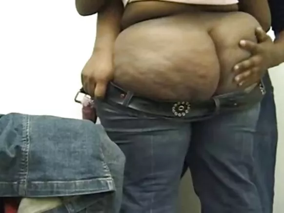 কালো গাধা সঙ্গে সুন্দর XXX আফ্রিকান মেয়ে তার জিন্স উপর করা সাহায্য করা হয়.