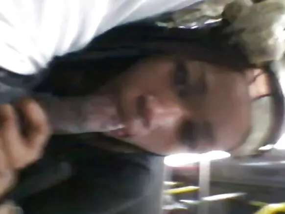 মার্তা জানি জোলি বাসে একটি কালো সুন্দরীকে চুষে নিচ্ছে।