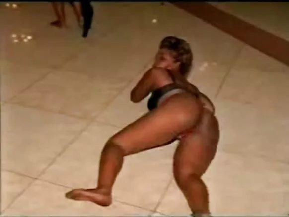 তানজানিয়ান ক্লাব বিগ ব্ল্যাক বুটি নগ্ন 2 পাবলিক নগ্নতা।