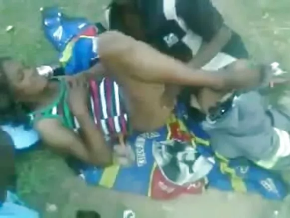 দক্ষিণ আফ্রিকার অপেশাদার কালো মিল্ফ পতিতাকে ব্লজব দেয়।